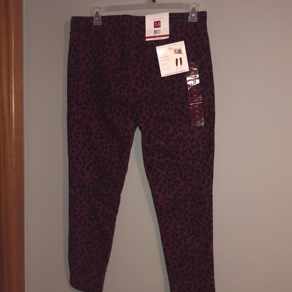 BRAND NEW WOMAN’S PANTS SIZE 14! NEW WITH TAGS ON IT! 27”INSEAM , SLIM FIT! - Picture 3 of 6